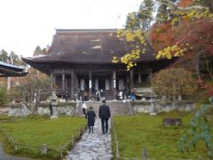 　参道の突き当りは魚山大原寺勝林院。
　ここで法然上人が他の碩学とともに、一昼夜にわたって浄土の宗義について論議を交わしたそうです。世にいう「大原問答」です。