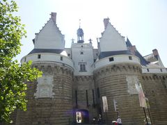 Le Chateau des ducs de Bretagne ブルターニュ大公城

13世紀創建。1466年、再建
1598年、アンリ四世が「ナントの勅令」を出したのはここ！
2007年、15年に及ぶ大改修工事を終えリニューアル・オープン

艶福家で、「とんぼ返り」でユグノー戦争を終結に導いたアンリ四世は、フランス歴代王の中で人気ＮＯ．１、と言われる王様
映画「女王マルゴ」でダニエル・オトゥイユが演じてたね