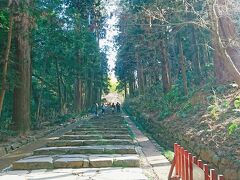 瑞鳳殿
仙台駅からるーぷる仙台バスで15分、瑞鳳殿前下車から徒歩5分
背の高い木々に囲まれた石の階段を登っていきます。