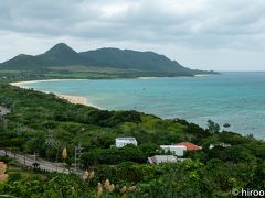 最初の目的地は、玉取崎展望台。ここから、壮大なサンゴ礁が見えるはず。空のいろと海の色がイメージとは大違い。