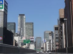 正面奥に、コンラッド大阪が見えてきます・・