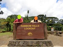 ハワイ島東側のワイルク川（Wailuk River）にある滝「レインボー フォールズ（Rainbow Falls）」に到着。