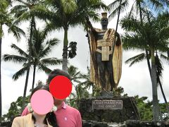 「カメハメハ大王像(King KamehamehaStatue)」

ハワイ島東部、ヒロのワイロア州立公園に建てられているカメハメハ大王の像。

カメハメハ大王の像は全部で４体あります。
ハワイ州内に３ヵ所、アメリカ本土１ヵ所あって、この像は、最も新しいカメハメハ大王像で1977年に建てられました。