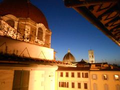 朝７時。お部屋の窓を開けると、間近にサンロレンツォ礼拝堂のクーポラ。
まだ太陽が昇る前の空の色は、なんともいえない蒼い青。。。綺麗～！