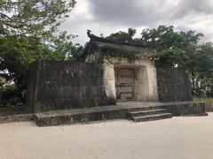 守礼門をくぐり道なりに進んでいくと世界遺産の園比屋武御嶽石門があります。
ここは国王が外出の際に安全祈願をしていた拝所でした。

なんと、竹富島の西塘様が築造したとも言われているそうです。
諸説あるそうですが。
八重山だけではなく琉球にも深く関わっている西塘様。すごいです。