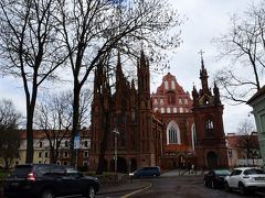 続いて聖アンナ教会に走ってもらった。16世紀のゴシック式教会で、見事な外観である。背後の赤みを帯びた建物はベルナルディン教会。