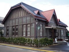 その側にあるこちらの建物、旧第八師団長官舎（弘前市長公舎）を今はスタバとして利用したもので、結構賑わってました。