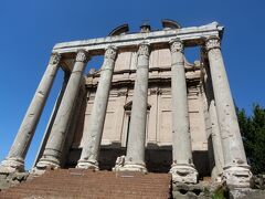アントニヌスとファウスティーナの神殿。