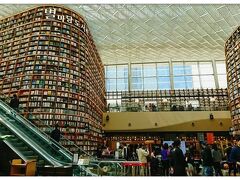 ピョルマダン図書館
三成駅6番出口、また奉恩寺駅7番出口から直結、COEXモール内
これ、見たかったやつです(*￣∇￣*)
本の迫力がすごすぎます。
地下1階から地上1階まで全部本、本、本！
上の方はどうやって取るんだろ、って思ったのは絶対私だけじゃないはずw
とにかく圧巻でしたが、ハングル読めないので写真を撮ったらささっと撤収w