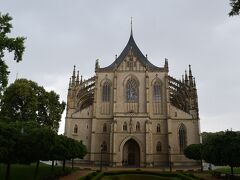 5分程で着いたけど、この時がこの日最大の大雨でしたｗ
写真を撮るのも一苦労。

前にお庭っぽいのもあってお城みたいな雰囲気。
ちなみにクトナーホラにはお城はありません。