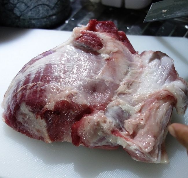 同じく買いました豚の首の部．．．美味しいですよ、でも一休は油の多い所は切って捨てます。