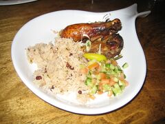 夕食は、ホテルの隣にある私が大好きなジャマイカングリル（JAMAICAN GRILL ）へ。独身時代にグアムで初めて食べてから大フアンになりました。カ〇ディで売っている「ジャークシーズニング」を使って、今でもジャークチキンをよく作っています。写真はジャークチキン(Jerk Chicken)とジャマイカンライス(豆とココナッツミルク入り)。本場ジャマイカのジャークチキンを食べてみたいなぁ。