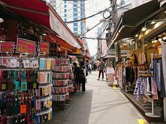 梨大(イデ)
梨大駅3番出口から続くメインストリートは、どちらかと言うとコスメ系のお店が多いけど、裏通りに入るとファッション文化通りがあって、とにかく服が安いです。
1万ウォンとか2万ウォンくらいのお店が多い気がします。
見るだけでも楽しい(*´艸｀*)