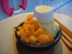 かき氷が運ばれてきました！

新鮮なマンゴーがたっぷり乗っていますよ(^o^)
大きなパンナコッタも美味しい～☆

台湾のかき氷は量が多いので、二人でひとつがちょうど良いです。
今日も美味しいマンゴーかき氷が食べられて良かった☆