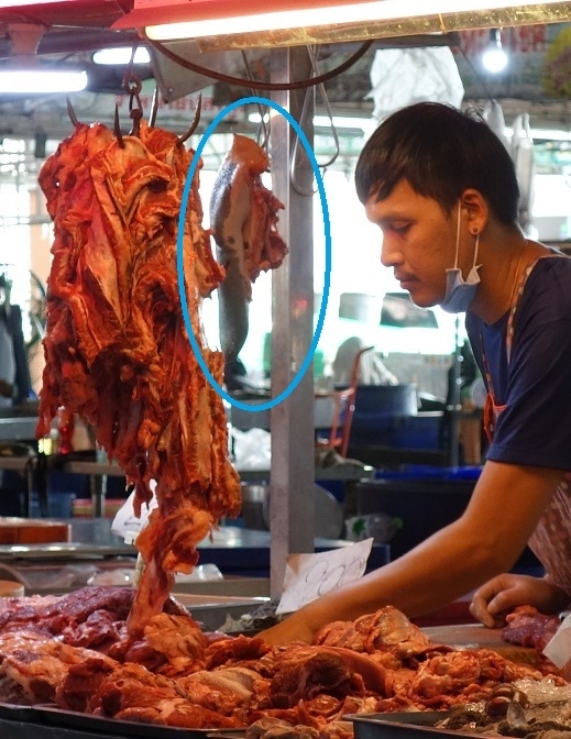 昨日もタンを求めてきましたがありませんでしたが今日はありました。<br />1本240バーッ≒840円．．．帰って冷凍室に直行．．．大きな冷凍室は満員御礼です。