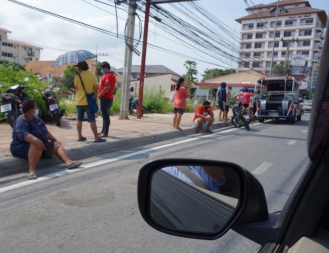 同じ23日　市場を終えて<br />ジョムテエンのイミグレーションへ<br />何これ！