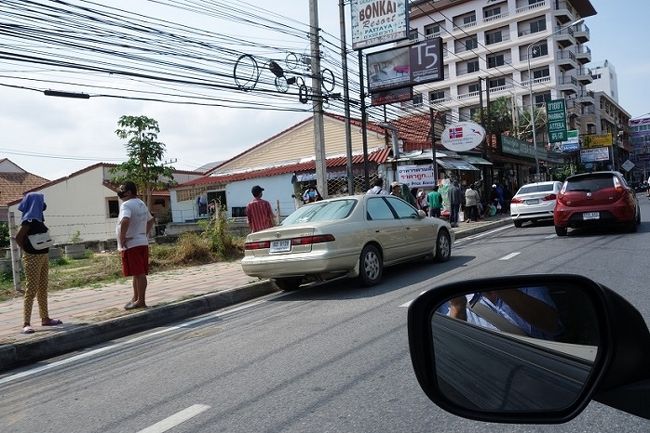 長い列が<br />コロナウイルスで職を失った方や貧困な方の手助けで食品を（主にお米、惣菜、水）などを貰うための行列です。