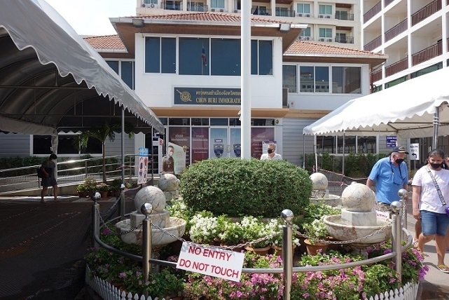 買い物をしてパタヤのイミグレーションに来ましたリタイヤメントビザの更新に来ました。<br />コロナウイルスでパタヤに閉じ込められた方々の特例で7月末までタイに居ることを免除されました。<br />したがって今までになく初めてパタヤのイミグレーションがスカスカで手続きが楽でした。<br />明日1年ビザを貰い、その後マルチプルビザ（1年で何回も出入りOK）の手続きをします。