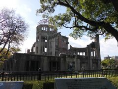 広島到着後、原爆ドームを観光。