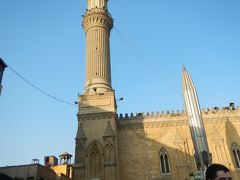 広い道路から市街地の狭い道路をしばし行くと・・。
目的地ハン・ハリーリ市場（バザール）到着です。

このモスクのある広場から入ります。
そしてこの広場で再集合になります。