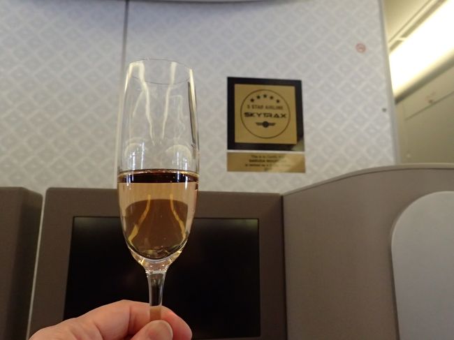 4/30　ガルーダインドネシア航空で出発。ウェルカムシャンパン。がんばってビジネスクラスで行きます。