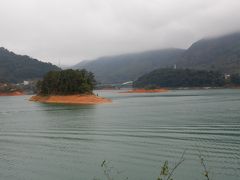 半島の展望台から流渓湖を眺めます