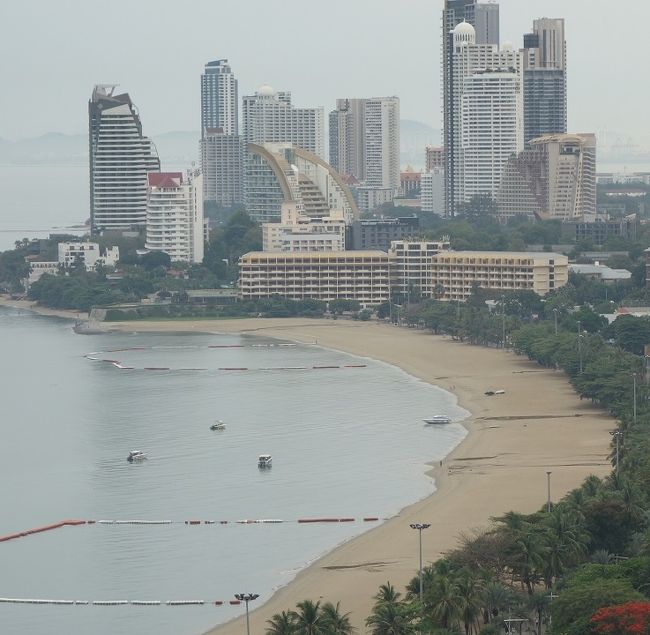 昨夜ビーチは数か所砂が流され、ソイブァカーオは冠水しました。