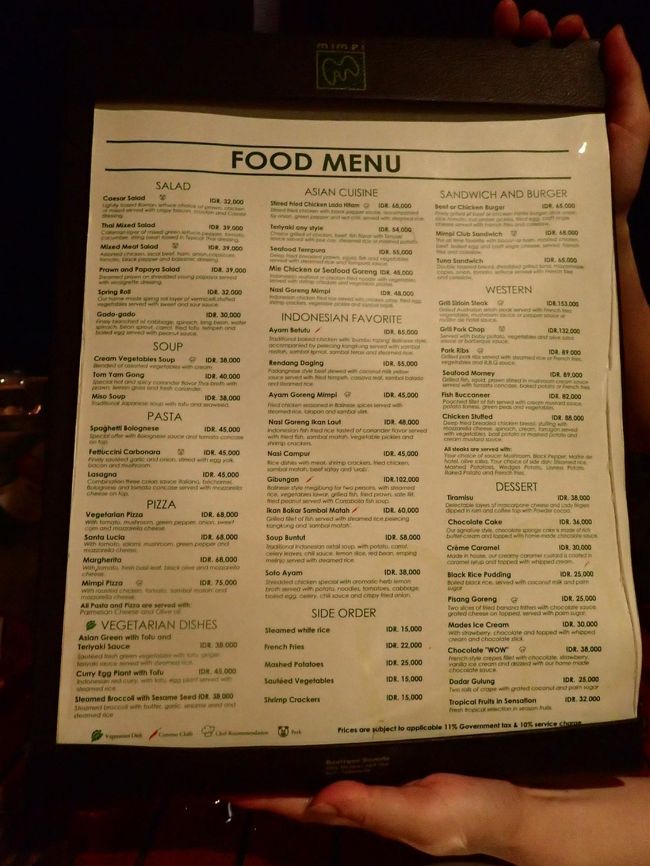 ホテルのレストランメニュー　大きくしても見えませんが、1品500円くらいです。