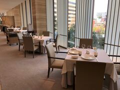 東京・赤坂『The Okura Tokyo』オークラ ヘリテージウイング5F
【Nouvelle Epoque】

フランス料理【ヌーヴェル・エポック】のシーティングエリアの写真。

ホテルオークラ特製のフレンチトーストもいただけますが、
朝食の時間は終了していました。なので他のゲストはいません。

フランスと日本の食の融合。
日本のフランス料理の父とも称され、オークラフレンチの基礎を築いた、
故小野正吉の系譜を引くフランス料理と日本の食文化を融合させ、
新しい時代へ。