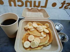 3日め
TREEHAUSで朝食、バナナパンケーキとコーヒー
