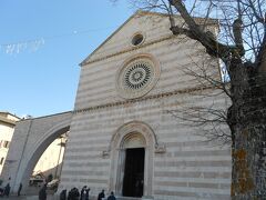 聖女キアーラに捧げられたサンタ・キアーラ教会（Basilica di Santa Chiara）
1265年に完成、白と薔薇色の石灰岩が交互に積み上げられ
上品で美しい佇まいです。