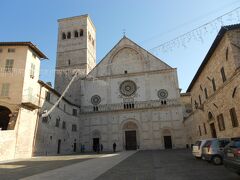 サン・ルフィーノ大聖堂（Cattedrale di San Rufino）
町の守護聖人ルフィーノに捧げられて建てられ1228年に完成。鐘楼は11世紀のもの。聖フランチェスコも聖キアーラも、ここで洗礼を受けたという。
