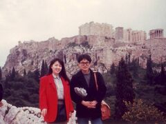 ◆８８年型初ヨーロッパ～①ギリシャ
1988/03/03 - 1988/03/06
https://4travel.jp/travelogue/10009717

はじめての海外旅行は3週間のヨーロッパでした。
アテネから北上してロンドンから帰国します。

実は、飛行機に乗るのも初めてなんです。
成田からＫＬＭでアンカレッジ経由でアムステルダムへ。
そこから乗り継いで着いたギリシャが
ボクが初めて入国した国です。

アテネでは、着いた日にいきなりシンタグマ広場で
卒業旅行に来ていたゼミの先輩に首を絞められ、びっくりしたな。