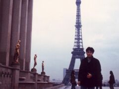 ◆８８年型初ヨーロッパ⑥～フランス
1988/03/14 - 1988/03/18 
https://4travel.jp/travelogue/10009723

フランクフルトからルフトハンザでパリへ。
一番楽しみにしていたパリでしたが
フランス人の気質が嫌いで・・・( 一一)
ただ料理はおいしい。現地で知り合った日本人大学生と
ミシュラン星付きのレストランで食べたのがいい思い出。
その時に食べた中が熱々、外が冷たいデザートが忘れられません。
凱旋門近くのレストランでしたが、いまだに見つかりません。