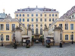 1763年、コーゼル伯爵 はドレスデン市の旧市街で廃墟となって場所を取得し、そこにコーゼル・パレス（宮殿）を建てた。

ドレスデンの中心・ノイマルクトにコーゼル・パレス（宮殿）はある。写真は見た目にはかつてのタッシェンベルク宮殿（現ケンピンスキーホテル）に似ている。
旧市街の中心にある王宮にも近く、Frauenkircheフラウエン教会（聖母教会）の傍に建てられた。

コーゼル・パレス（宮殿）はかつて、ドレスデンの宮殿の中でも有数のものであったが、7年戦争（1754年から1763年、プロイセン・イギリスと、ザクセン・オーストリア・フランスなどのヨーロッパ諸国との間で行われた戦争）でプロイセンの軍隊に砲撃され、ドレスデン市内の建物と共に罹災している。
再建されたが、第二次大戦末期、1945年2月の連合軍の爆撃で旧市街は壊滅し、コーゼル・パレス（宮殿）も灰燼に帰した。

第二次大戦後、町の復興と共に、この後期バロック様式の宮殿も再建の運びとなり、1977年、宮殿両翼など徐々に再建され、2000年には昔の姿のままのコーゼル・パレス（宮殿）が完成した。
5階建ての本館、その両翼にゲートハウスを持ち、ファザードには装飾が施され、かつての特徴ある姿を見せている。本館内にはロビー、階段、催し用の大広間が、昔と同じように再建され、一方では現代的な事務所用の各室も備えられている。
地上階には素晴しいレストラン、中庭にはカフェも用意され、宮殿は生まれ変わった。

写真はコーゼル伯爵夫人の長男フリードリヒ・アウグスト・フォン・コーゼル伯爵 が建てたコーゼル・パレス（宮殿）・正面

