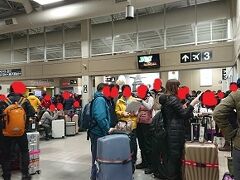 イエローナイフ到着。
小さい空港のくせに大混雑。荷物が出るまでに軽く30分～45分はかかります。しかも狭い。
