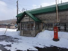 この駅は、映画「鉄道員（ぽっぽや）」のロケ地。
駅舎もそのままロケのセット。
駅名標が、幾寅駅ではなく「幌舞駅」になっている。