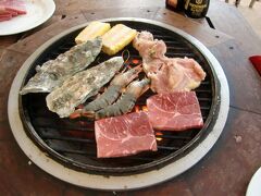 最終日前夜の夕食は予約済みのフィエスタ ビーチサイドBBQ&ショーです。食べ物は各自取りに行き＋飲み放題（二人には最重要項目）