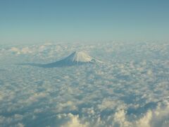 食事を頂いているとすぐに富士山が見えて機内アナウンスで「まもなく羽田へ降下を開始します。」となり、いつもながら急いで食べ終える。

食事後、蓋付きの紙コップでファーストクラスロゴ入りのホットコーヒーも頂く。

個人的には、飛行時間が長い伊丹－那覇線にファーストクラスを導入してくれれば、ゆっくりと食事も頂けるのにと感じる…
B777-300やB777-200での運航されていて搭乗率もいいのになぜ導入しないのかと思う。
プレミアムクラスがあるANAに負けてしまうね。