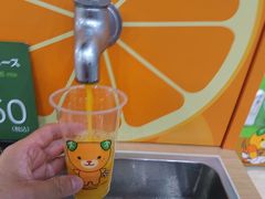 蛇口からミカンジュースがあったので飲んでみます。