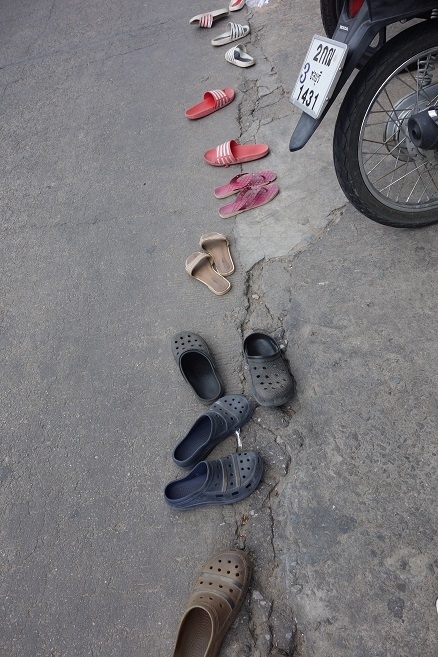 その先は履物が並んでいる．．．タイ人は履物を揃えない人が多い。<br />殆どの人は粗末な草履です。