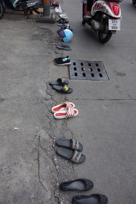 先ほどの食品を貰うため並んでいるようだ．．．今、日が当たるので日陰で待機。