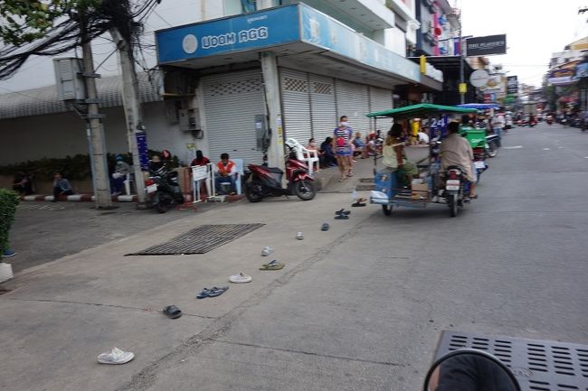 12：58<br />履物が並んでいる．．．本人は日陰で待機。