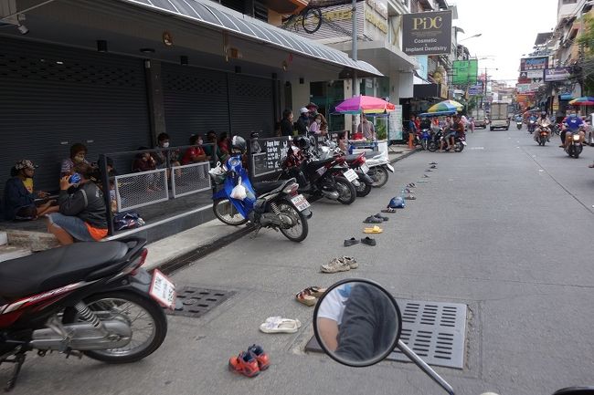 殆どの人は粗末な草履です。
