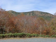 鳩待峠からの眺め‥
これから登る'至仏山'が見えます。

標高1590mの鳩待峠は分水嶺となっており、峠から尾瀬寄りは日本海、戸倉寄りは太平洋に川の水が注ぎます。