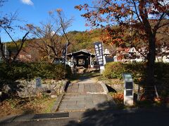 14:28 　信玄公墓
信玄の墓所は、あちこちにありますが、ここは火葬地と伝わります。
通りの向かい側にある北部幼児教育センターの駐車場に、専用スペースがあります。

1572年、武田軍は徳川氏の三河、遠江にに進軍します。
信玄は三方ヶ原の戦いで家康を破り、三河の野田城を落としますが、信玄の病が重くなり撤退。その途中、信玄は病が癒えず死去します。
亡くなった場所は諸説あり、阿智村駒場とも、根羽村とも・・・。