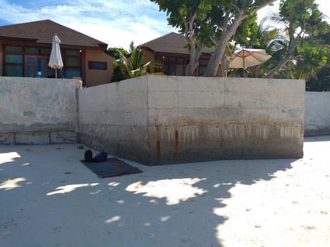 その後はパタヤビーチへ<br />高い塀の日陰を確保。<br /><br />この日のKさんは一足先にバンコクへ旅立つので<br />お見送りを兼ねてここをAMの基地とします。