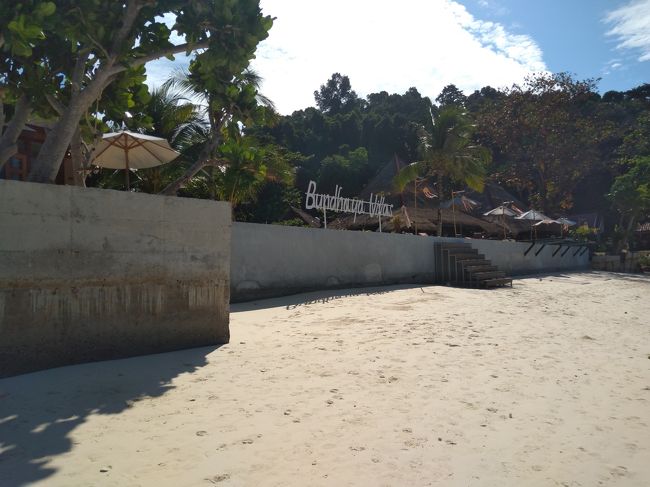 随分高いホテルの塀かと思ったら<br />砂浜の砂が１M近く浸食されたらしいです。（ｊさん談）<br />これも異常気象!?