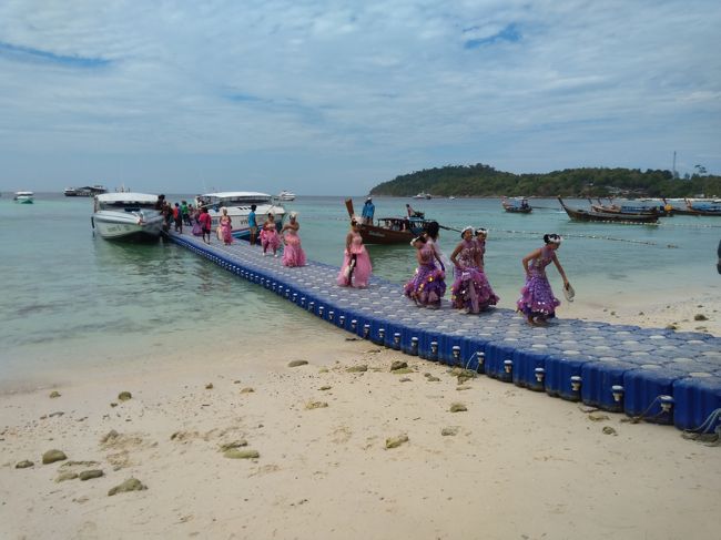 高速ボートが来た浮桟橋を見ると<br /><br />島のイベントか何かで来たのでしょうか!?<br />派手派手衣装を着た御一行様