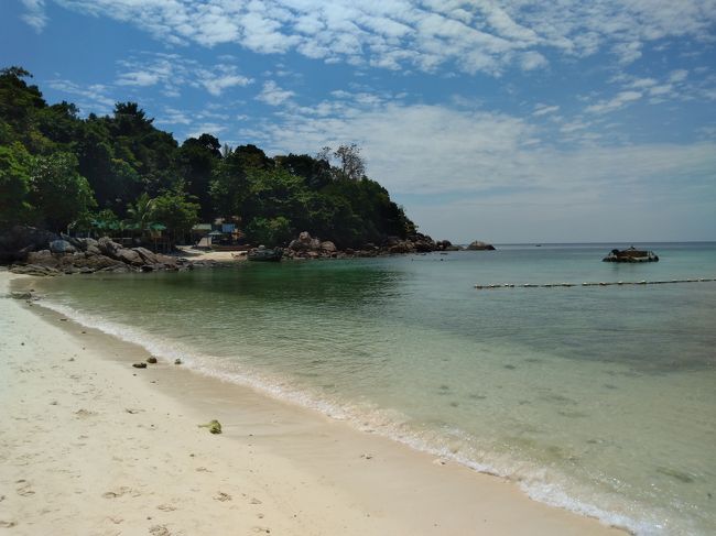 泳いだのはあそこの岩の辺り